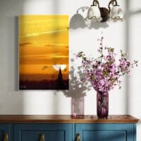 Soleil levant au clocher et oiseaux