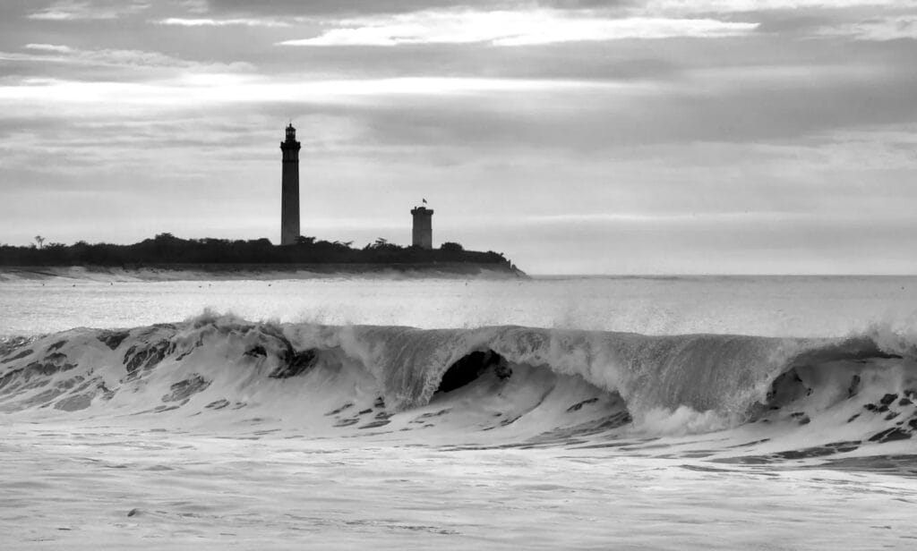 Phare et vague en noir et blanc